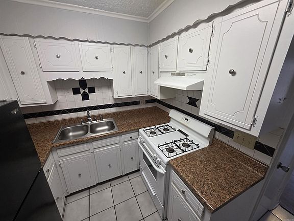 4th image of 1401 Plummer Dr APT A