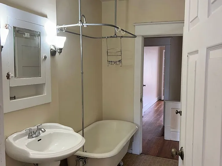 2431 N High St — Photo 8