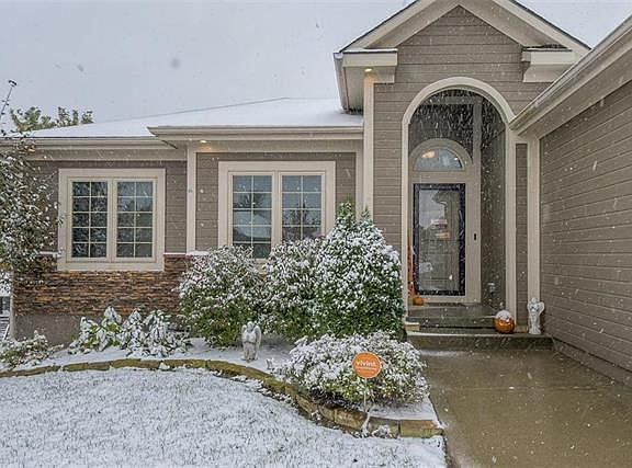 3rd image of 1403 NW Cottonwood Dr