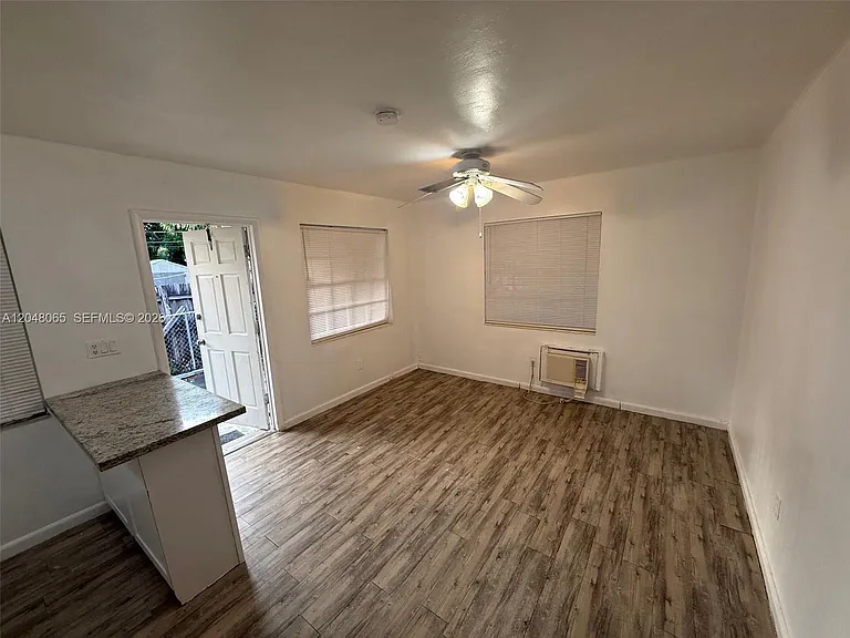34 SW 5th St #1-2 — Photo 5