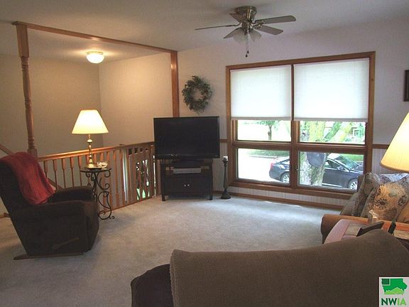 4th image of 725 Linden Ln