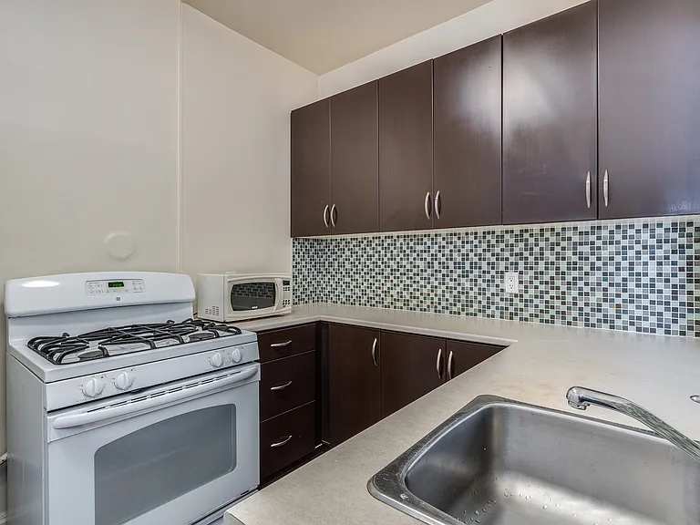935 Jervis St — Photo 42