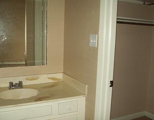 4th image of 7041 Yorktown Dr