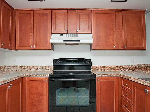 5th image of 4325 SW 70th Ter