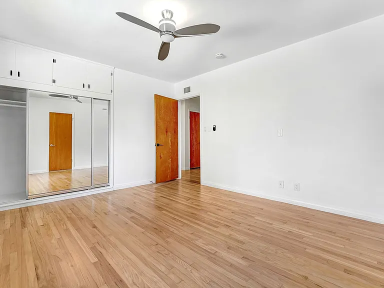 555 Amalfi Dr — Photo 18