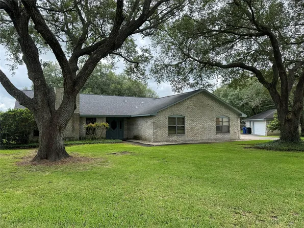 4 Shantilly Ln, Bay City, TX 77414