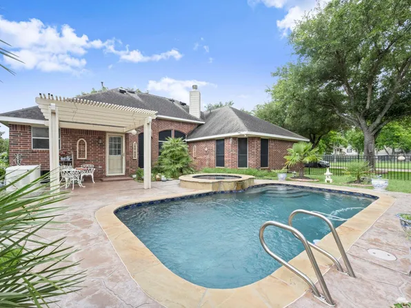 3903 Crystal Lake Cir S, Pearland, TX 77584