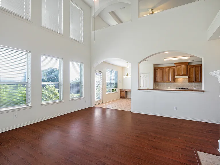 8708 Brook Hollow Dr — Photo 4