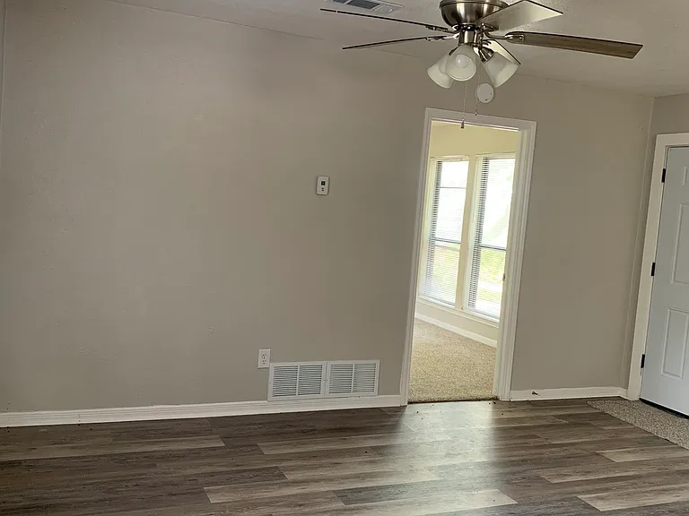 1312 W Avenue D — Photo 5