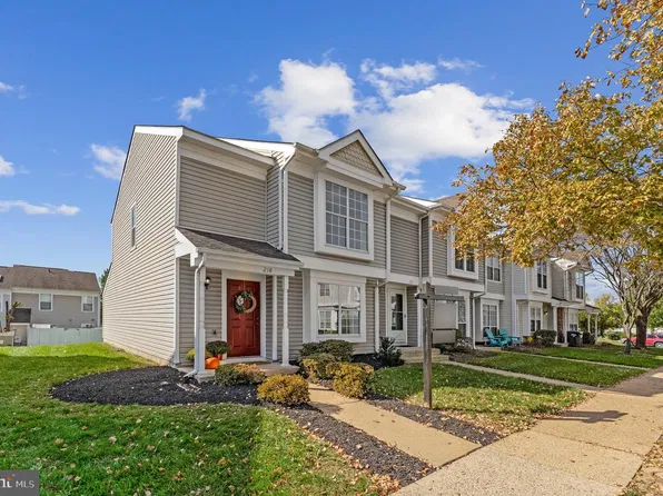 218 Saint Johns Sq, Sterling, VA 20164