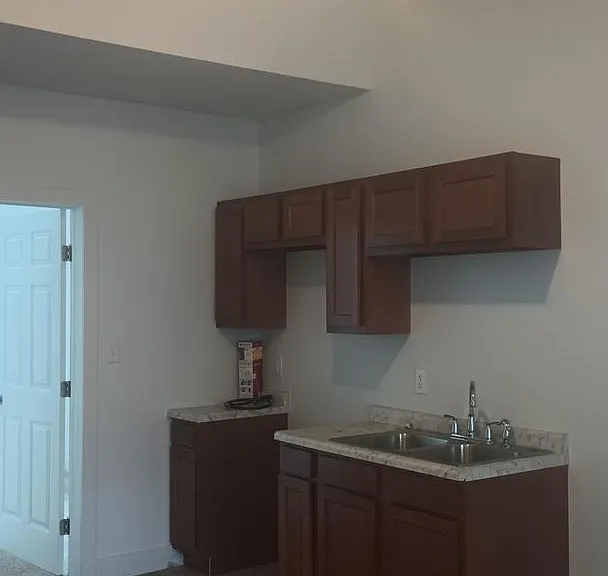 325 Hudson Ave — Photo 4
