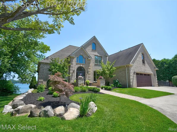 14007 Swanee Beach Dr, Fenton, MI 48430