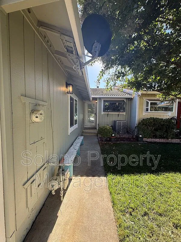 2 bed, 2.0 bath, 1484 sqft, $2,400 — Photo 2