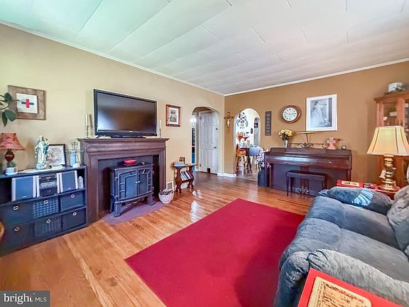 2nd image of 3521 Carnarvon Ave
