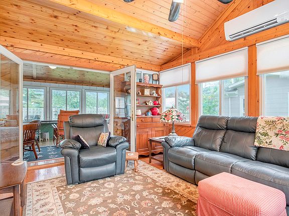 5th image of 7285 Longfellow Dr