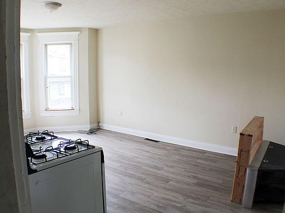4th image of 217 Walnut Ave #3
