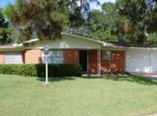 2813 Meadow Ln, El Campo, TX 77437