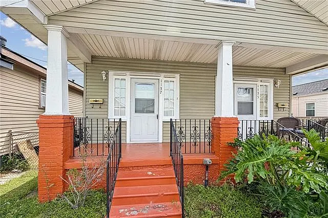 1137 Deslonde St — Photo 2