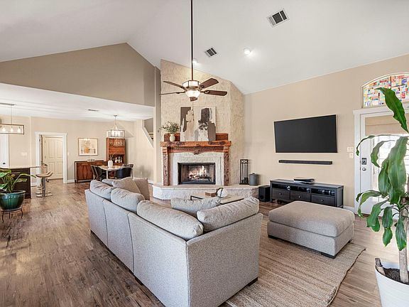 3rd image of 1005 Canyonwood Dr