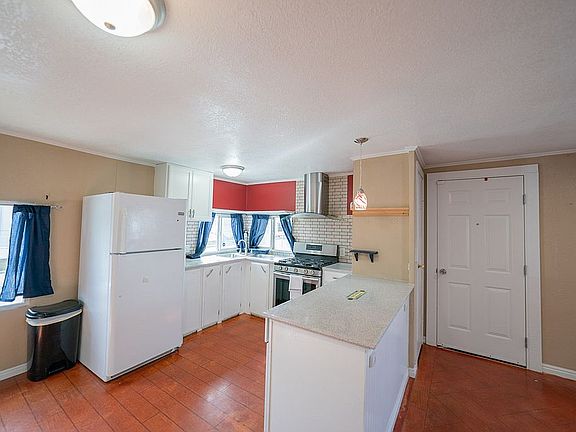 Kitchen / Dining 13.5' x 10'