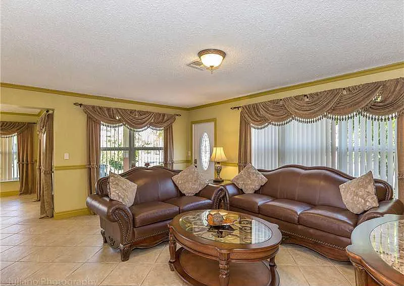 2 bed, 2.0 bath, 950 sqft, $5,390 — Photo 2