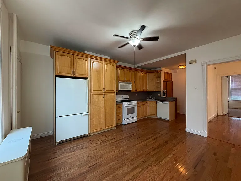 13 Elizabeth St #1 — Photo 4