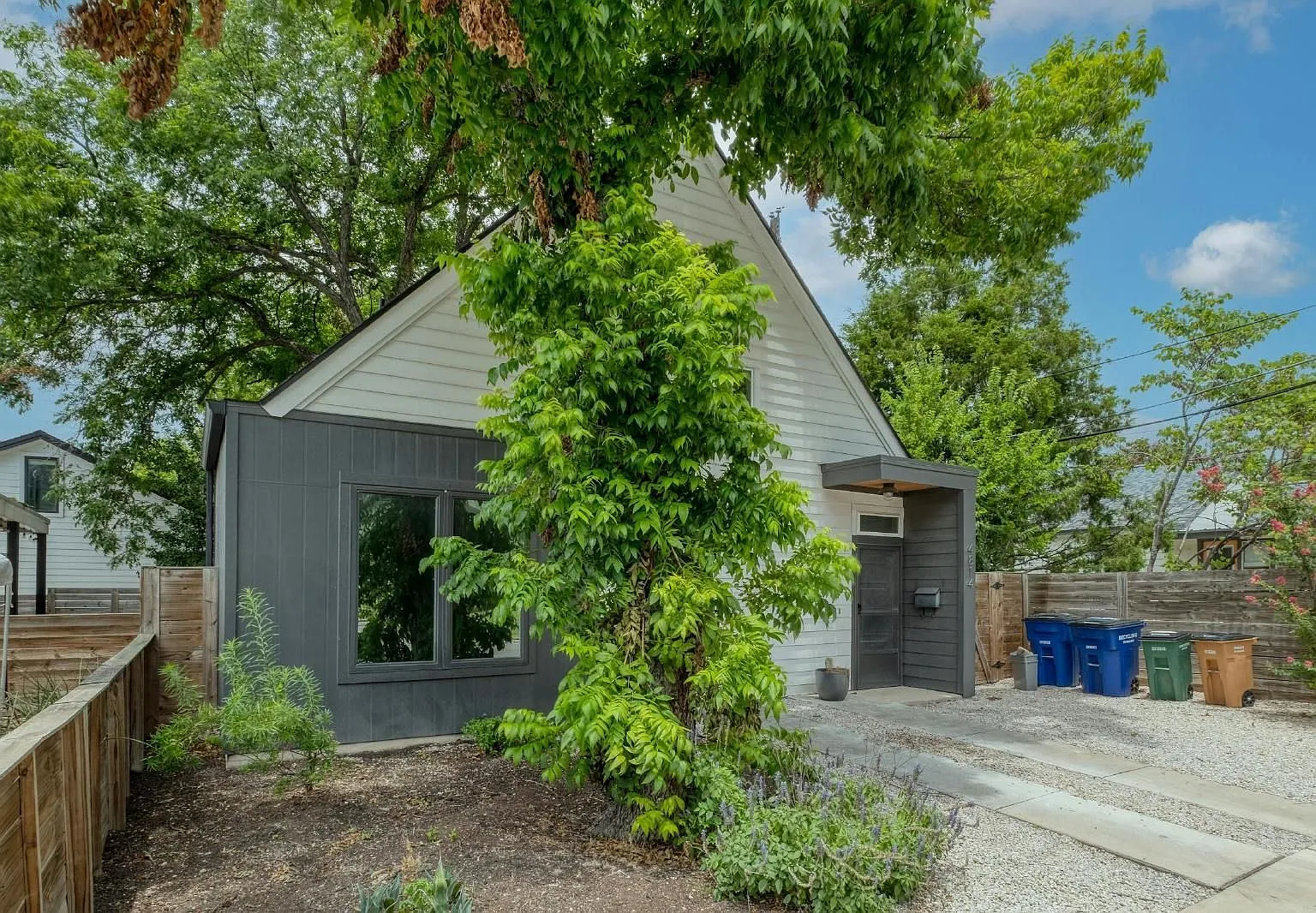2 bed, 1.0 bath, 856 sqft, $2,550 — Photo 2