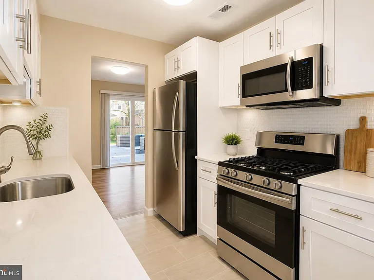 2704 Elberta Ln — Photo 4