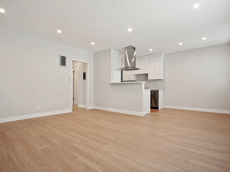 1451 Franklin St in Santa Monica! Steps to SM Blvd and near the Water Garden. — Photo 10