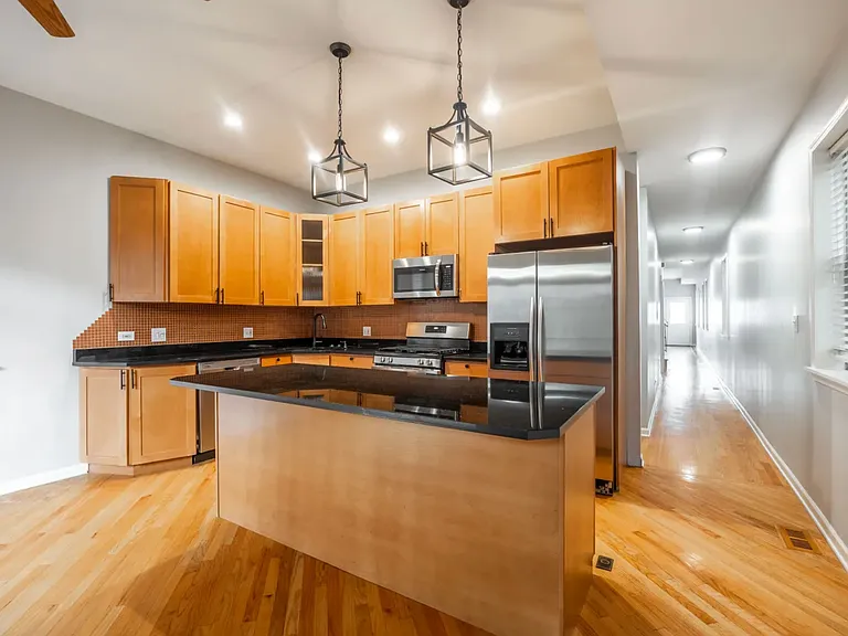 1335 W Walton St #2 — Photo 1