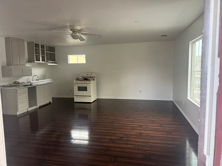 1526 N Dahlia Ct — Photo 1