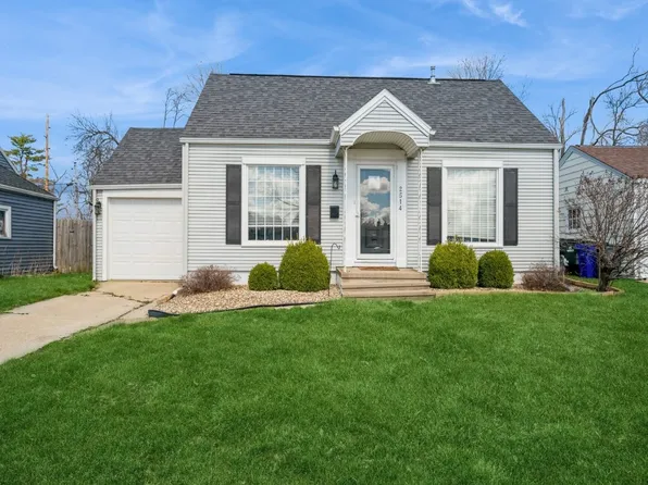 2514 E Ave NE, Cedar Rapids, IA 52402
