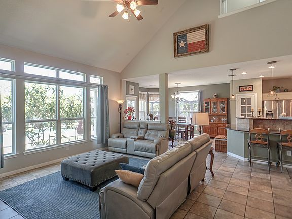 3rd image of 215 Skye Dr