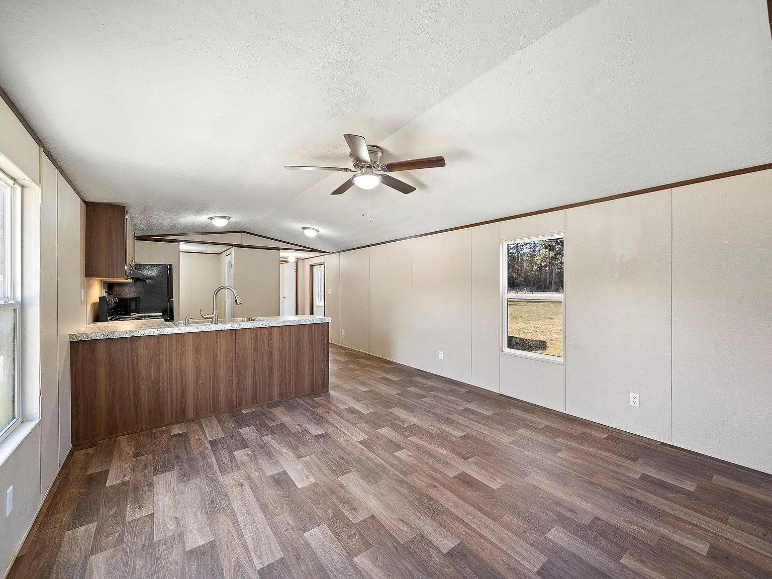 3 bed, 2.0 bath, 924 sqft, $1,195 — Photo 3