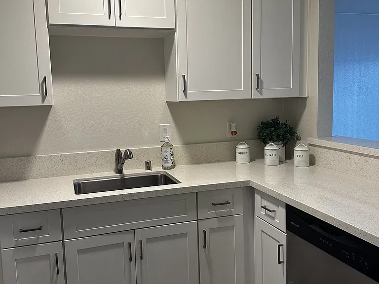 Newport Seacrest Apartments — Photo 6