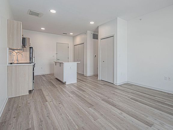 5th image of 7410 Kercheval Ave #312