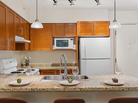 5th image of 827 Fairfield Rd #205