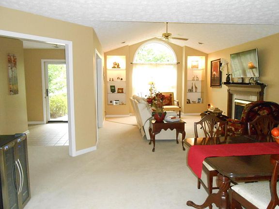 2nd image of 923 Middleton Pl