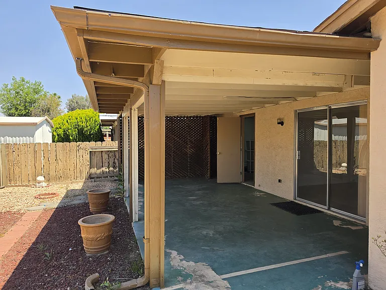 Corona St — Photo 22