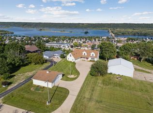 1023 Acre St, Guttenberg, IA 52052