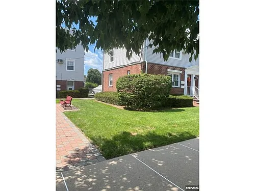99 Hastings Ave Photo 1