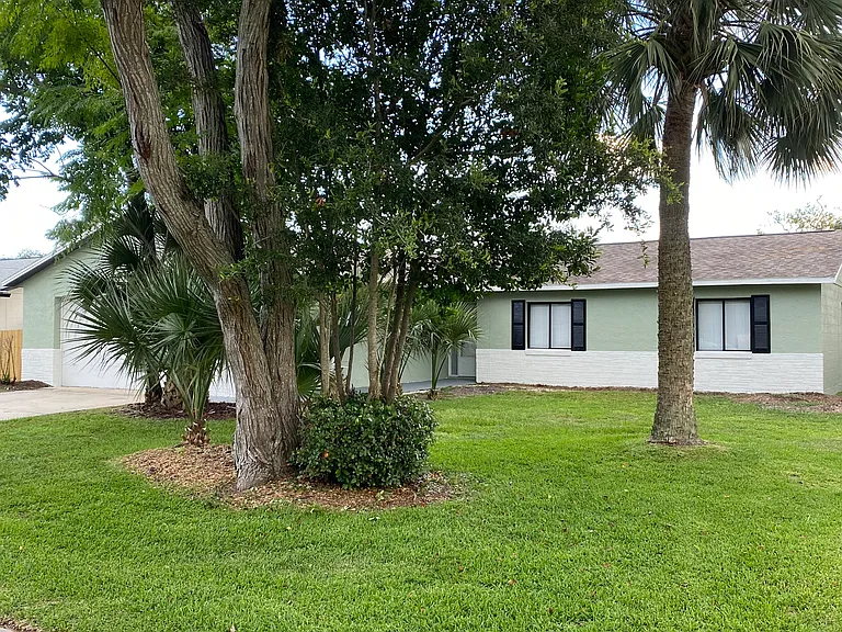 1414 Dexter Dr N — Photo 1