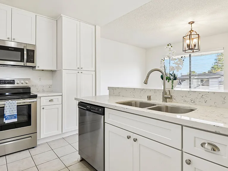 450 W Vermont Ave — Photo 15