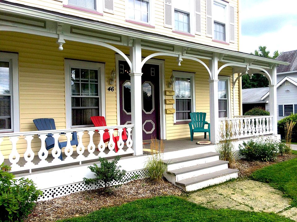 Front porch of Cajun Queen