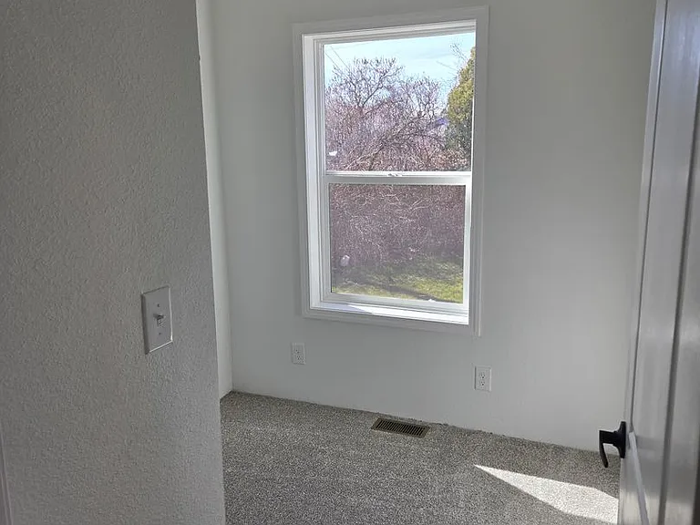 816 N Midland Blvd — Photo 7