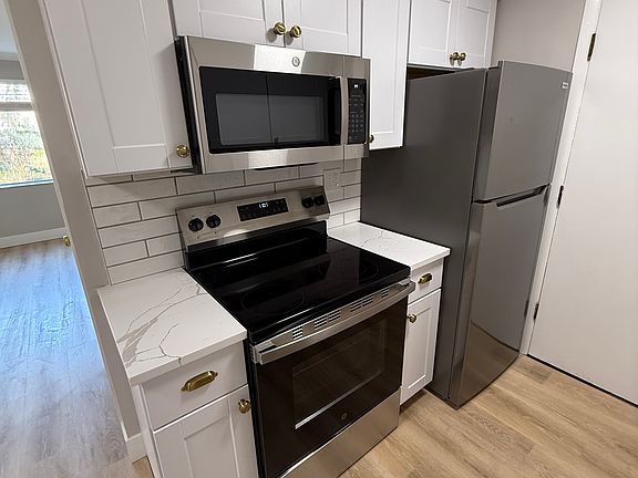 4th image of 715 Lepere Ave APT D