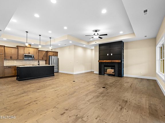 4th image of 722 Greenhead Ln