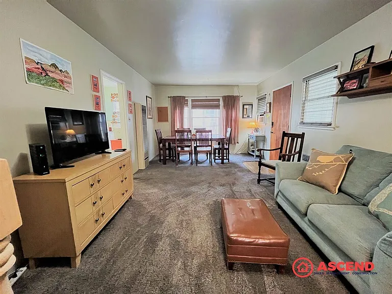 Vintage Cottages in the heart of Downtown Bakersfield! — Photo 5