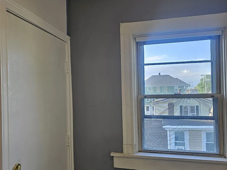 118 Chaplin St — Photo 10
