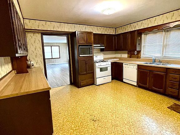 5th image of 1118 Central St